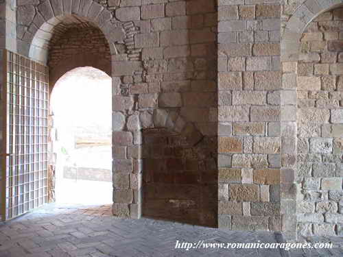 COMUNICACIN CON CLAUSTRO EN MURO DE LA EPSTOLA. MEDIO ARCO A SU DERECHA, DE POSIBLE COMUNICACIN CON EL TEMPLO INFERIOR